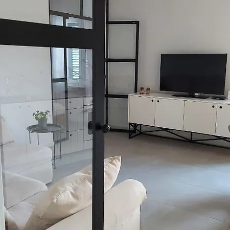 דירה 1/2 An Island *