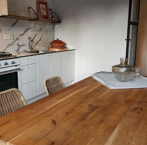 Apartment 1/2 An Island *