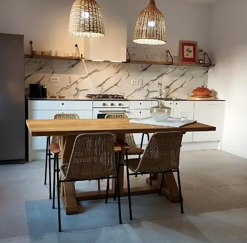 Apartment 1/2 An Island *